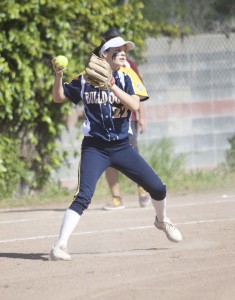 Alhambra third baseman Lindsey Osmer makes a throw to second in the Dogs’ win over Las Lomas on April 26, 2016. (MARK FIERNER / Martinez Tribune)